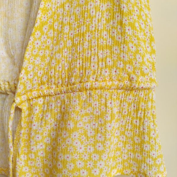 HEART & HIPS | Butter Yellow Front Tie Ruffle Hem Ditsy Floral Boho Crop Top S - Picture 11 of 12